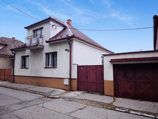 Priestranný rodinný dom so záhradou a garážou, Piešťany